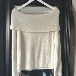Stickad tröja - Snygg offshoulder tröja i bra skick 