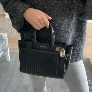 Zadig candice väska  - Så fin Zadig & Voltaire väska som inte längre kommer till användning. Den är 22cm i bredd och 16cm i höjd. Den rymmer ganska mycket. Hör av er vid frågor/ mer bilder! 