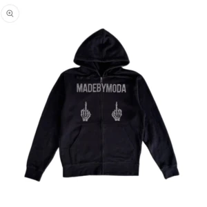 Made by moda - Säljer denna made by moda koftan med Rhinestones. Storlek S, Rhinestonesen går ej av i tvätten. Köpt för 799kr och säljer för 400kr PRIS KAN DISKUTERAS