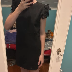 Svart klänning  - En svart klänning som har användits några gånger. Det var när på armarna men det gick sönder så jag klippte av dom och man kan få klänningen utan armbanden eller med armbanden får skriva vilket av dom. 