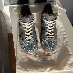 Maison margiela Gat, sjuk Paintsplatt väldigt bra skit för modellen, vissa slitningar i sulan skicka PM för bild, pris på grailed runt 800$ mitt pris: 4899 Skicka PM vid eventuella frågor osv.