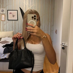 Handväska - Superfin och praktiskt handväska ifrån Zara! Denna handväskan går att hålla i eller ha runt sig, man kan även knäppa upp den på sidorna vilket gör den större. Väskan rymmer väldigt mycket (jag har haft yoga pants i samtidigt med andra små saker 🥰 