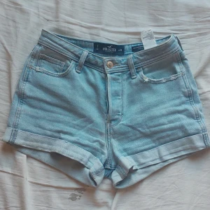 Shorts - Små jeansshorts som jag nyligen ärvt. Själv har jag aldrig använt dem men det gjorde dem tidigare ägarna. Pris kan diskuteras!
