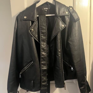 Svart skinnjacka  - Svart skinnjacka från missguided storlek 34