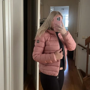 Colmar jacka - JÄTTEFIN colmar jacka i rosa, älskar den men den är lite för thigt. Köpt på Sellpy, aldrig använd av mig. Den kom med några smutsfläckar (se bild tre). Går säker att få bort. Annars är den som helt oanvänd verkligen! Besatt av den🌟💓🙌🏼står storlek 40 i! 