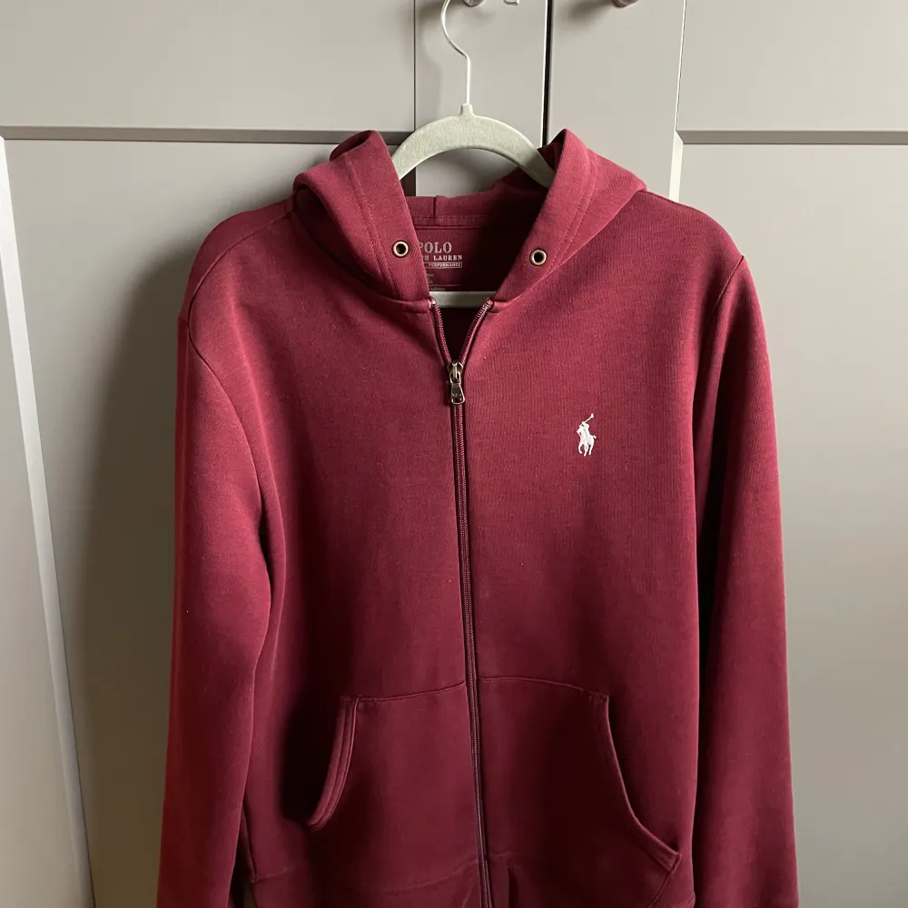 Skick 9,5/10  En väldigt fin Ralph lauren zip tröja i storleken XS( men passar även suveränt till S) Bara använd ett par gånger Bara höra av sig vid minsta lilla fråga/fundering! . Tröjor & Koftor.