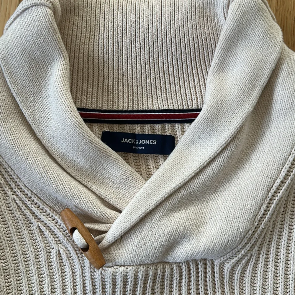 Säljer nu min helt oanvända Jack & Jones Premium - Shawl Neck Stickad Tröja . Neuleet.