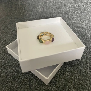 Ring & Other Stories  - jättefin ring med olika färgglada stenar från & Other Stories. ringen är i storlek m och är använd någon enstaka gång så i toppen skick. materialet är i glas, metall och återvunnen mässing och ringen är även slutsåld på deras hemsida 💕💕