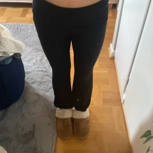 Yoga pants  - Ett par svarta lågmidjade utsvänga  yoga byxor som inte är använda så mycket. Säljer pga att de är för korta. Har ett litet hål på höger sidan 