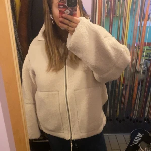 Teddy jacka H&M - Hej jag funderar på sälja min fina teddy jacka från H&M som i nu läget är helt slutsåld på hemsidan🩷Det är storlek L på den tycker den sitter fint på mig. Om nån har samma modell fast i brunt vill byta i samma storlek eller i M så skriv gärna🙏🏼🩷