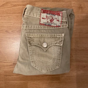 True Religion Jeans Billy Super T - !skicka bud för snabb affär! Skitfeta true religion bootcut jeans, waxed så rare par 💯storlek 34 jätte bra skick. Skriv om ni undrar någonting 📲 114längd x88innberben x45midja x26.5 benöppning 
