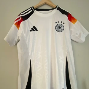 Fotbollströja Tyskland - Tyskland tröja använd ca 5 ggr. Priset är inte hugget i sten❄️