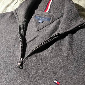 Tommy Hilfiger Half Zip - Tjena, säljer denna Half Zip från Tommy Hilfiger i Storlek M. Färg: mörkgrå. Skick 9.5/10. Vid minsta funderingar eller fråga är de bara att skriva🤗
