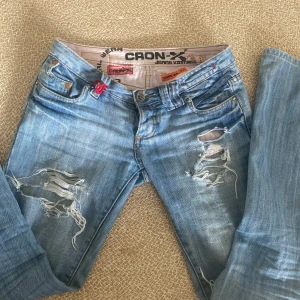 Lågmidjade jeans - Super fina lågmidjade jeans. Gjort hålen själv.  Är 173cm lång. Midjemått- 37cm (tvärs över) Innerbenslängd- 84cm