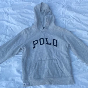 Ralph Lauren hoodie OBS priset går att ändras - Tjena! Säljer nu denna riktigt snygga Polo Ralph Lauren hoodien. Hoodien är i bra skick och i storlek 14 - 16 år. Skriv jätte gärna om du har några frågor eller annat.