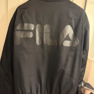 FILA bomberjacka - Svart jacka från FILA i bra skick! 