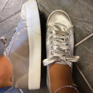 Skor - Superga skor i champagnefärg använd ett fåtal gånger, ser ut som nyskick 💛 s.39 