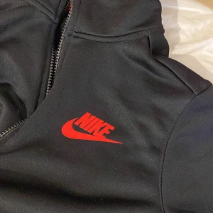 Nike kofta - Använd några gånger, i bra skick!  Fick den av en vän så storleken är lite oklar men jag hade nog sagt S