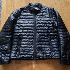 Jacka core - Bomberjacka från jack &Jones. Breddd 57 Längd 67 