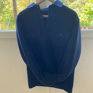 Zara Overshirt  - En skön och varm overshirt från zara som jag knappt har använt. Den är perfekt inför vintern och hösten eftersom den är lite tjockare. Nypris på zara: 699kr. Skick 10/10