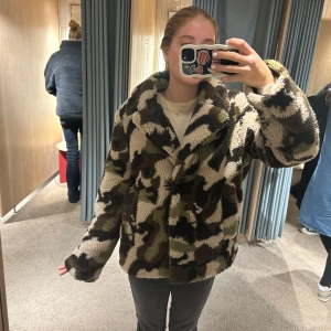 Teddy jacka militär - Snygg Teddy jacka i militärmönster. Den är storlek s men lite oversised, mysig till hösten och ganska varm