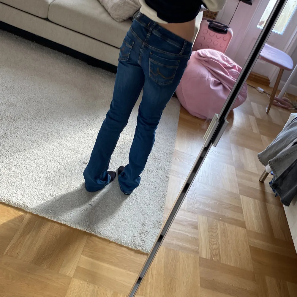 Säljer mina jätte fina ltb jeans. Eftersom de för långa på mig som är 155. De är i jätte bra skick och bara använda några gånger💕💕 nypris var 900 kr och jag säljer de för 600 kr . Farkut & Housut.
