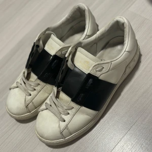 Valentinos  - Valentino skor i storlek 43. Skorna är i okej skick men inte det bästa men har fortfarande väldigt mycket kvar att ge!☺️Dom är lite smutsiga och svarta delen på ena sidan skon är lite creasad, Det har gått sönder lite där fram!!😃