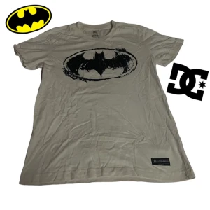 DC x BATMAN tee🦇 - fett cool batman x DC tisha! aldrig använd💯