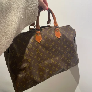Louis Vuitton Speedy 30 - Speedy 30 från Louis Vuitton. Väl använd, dragkedja och knapp är sönder men går att lämna in på lagning.