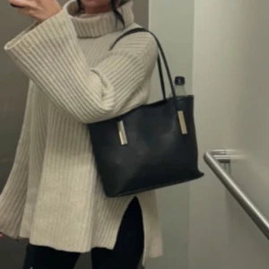 Beige stickad tröja - Säljer en beige stickad tröja med polokrage ifrån bikbok i fint skick. 🤍