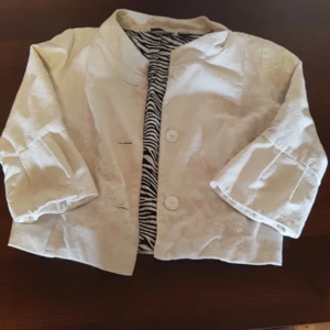 Fin jacka med trekvart ärmar - Jacka / kofta i fint skicka Säljer för den inte kommer till användning ❤️❤️