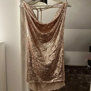 paljettklänning  - paljettklänning med reglerbar band i nacken och öppen rygg och även slits på sidorna, från dennis maglic  inga defekter🩷