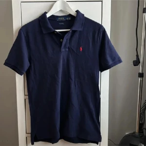 Polo Rhalp lauren pike  - Hej säljer nu min riktigt snygga piké från Rhalp Lauren, skick 10/10, storlek 14-16 Ny pris 1699kr Mitt pris: 399kr!