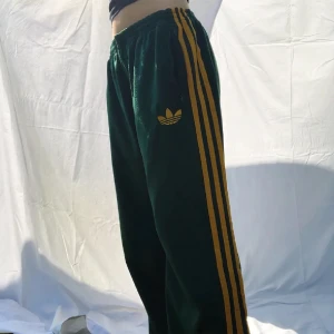 Adidas byxor - (Lånade bilder från plick) köpte dessa så fina adidas byxor för ett tag sedan men har inte kommit till användning💓budet va på 650kr.