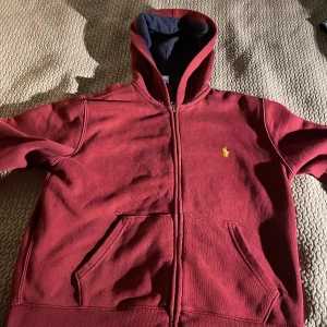 Polo Ralph lauren zip hoodie - Hej säljer min vin röda polo Ralph lauren tröja skick 8-10. Skriv ett dm vid frågor
