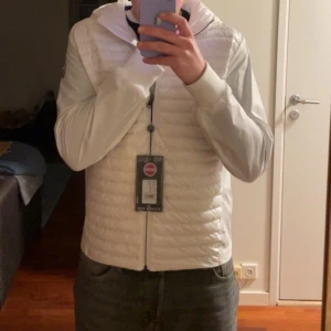 Colmar jacka - Säljer min vita colmar hybrid jacka, använd en del men fortfarande i bra skick. Nypris 3499. Kan gå ner i pris vid snabb affär o hör av dig vid frågor🙏