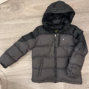Polo Ralph Lauren storlek 160-170cm - Varm vinterjacka, junior 14-16år strl Large, passar någon som är 160-170cm lång 