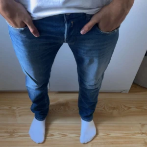 Replay jeans - Säljer mina Replay jeans grover som har en mer straight fit passform. Nyskick och använd fåtal gånger. Storlek W30/L32. Nypris 1200 mitt pris 500. Kan diskutera pris vid snabba affärer 