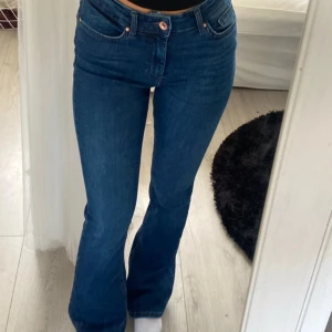 Mid waist jeans  - Ett par mörk blå Mid waist jeans från Only. Är som nya och inga defekter ❤️storlek s/30. nypris 549✨