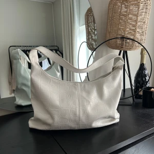 Vit väska - Säljer en vit väska. Den är rymmlig men inte klumpig. Super snygg och perfekt till skolan för att både ha med skolsaker och idrottskläder. Eller till jobb.😍