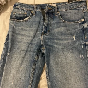 Zara momjeans ljusblåa  - Zara woman premium denim collection. Lågmidjade mom jeans som inte heller är straight men inte skinny heller i storlek 36 men funkar för 34 också.