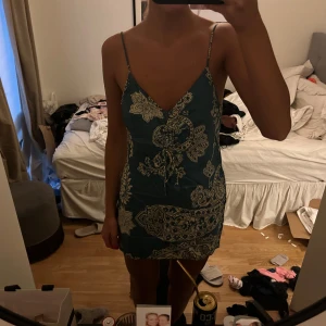 Mönstrad klänning  - Jötte fin satin klänning från zara 