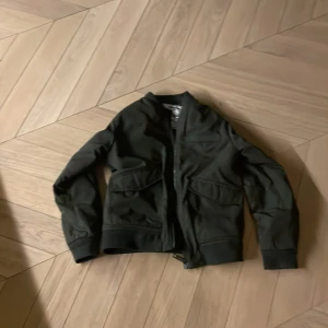 Zadiq voltair jacka  - The säljer en fett Zadiq voltaire jacka säljer pga den blivit för liten perfekt för vinter skicka 9/10 inga defekter ny pris 2000 bara skriva om ni har några frågor 