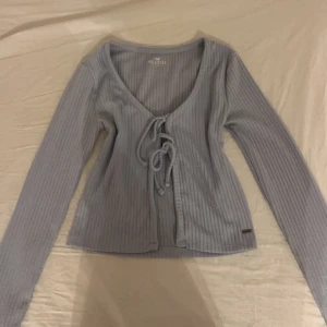Hollister långärmad topp! - Säljer en jätte snygg långärmad blå topp från Hollister. Den är i storlek xs. Tröjan är som ny och i väldigt bra skick.💗