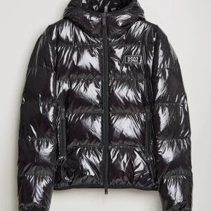 Dsquared2 Vinterjacka Puffer - Aaaas fet puffer jacket perfekt nu när de börjar bli kallt, väldigt varm och skön.  Nypris: 9000kr Size S men passar även M. Kom med bud eller använd köp nu För fler frågor o h funderingar är det bara att skicka ett dm 