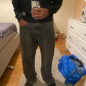 Gråa styliga levis byxor - Baggy gråa levis byxor i fin skick, fin passform