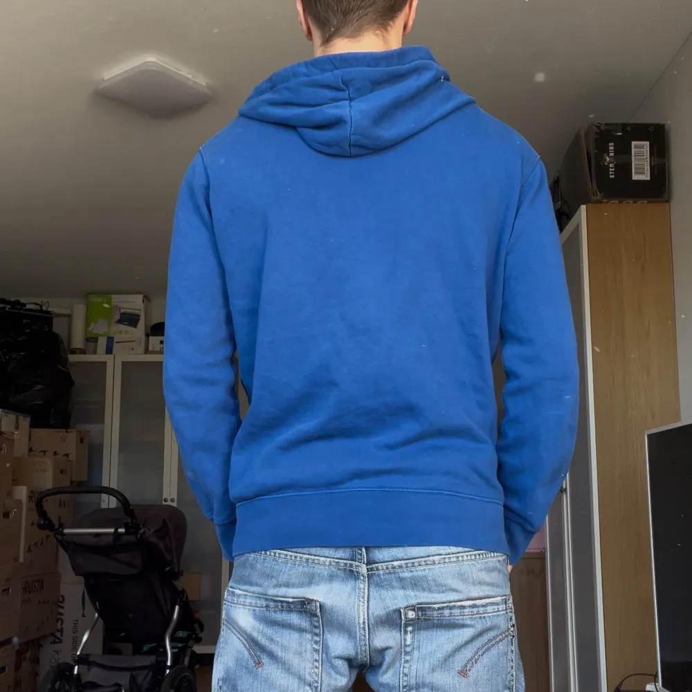 Tja. Säljer nu min sjukt snygga Ralph lauren hoodie i den sjukt ovanliga färgen blå orange. Den ser smutsig ut men är bara ljuset. Säljer pågrund av brist på användning. Hör av dig vid minsta lilla fundering. Pris alltid diskuterbart. MVH Max😁👍. Hoodies.