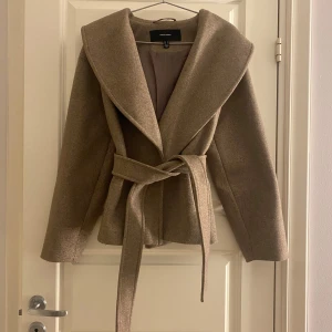 Kort kappa - Så fin höstkappa! Den har pyttelite noppor men inget som syns🍂🩷