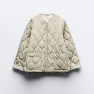 Quiltad Jacka Zara - Quiltad jacka ljus khaki från zara Storlek L💕Jag har knappt andvänt jackan endast testat!   Nypris:399kr