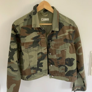 Militär jacka  - Jacka från Gina, i nyskick